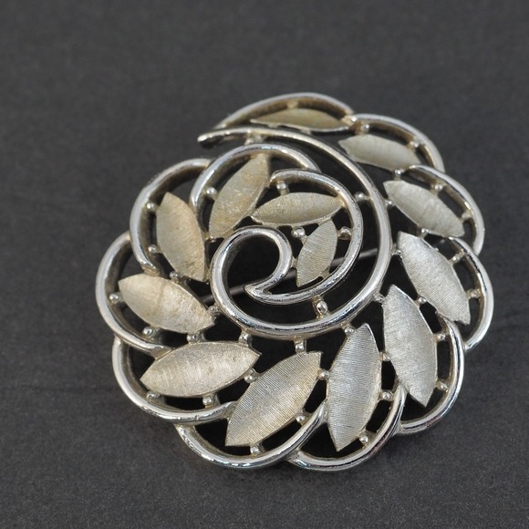 Trifari Brooch Pin Leaf Swirl Silver Tone Brushed Textured Openwork Vintage Chic - Picture 6 of 9
